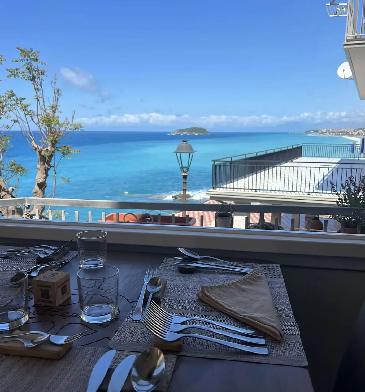 La sala di Dal Capitano con vista sul mare di Diamante