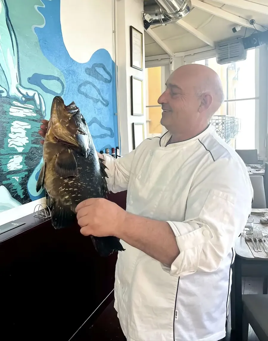 Lo chef Francesco Greco con il pescato del giorno